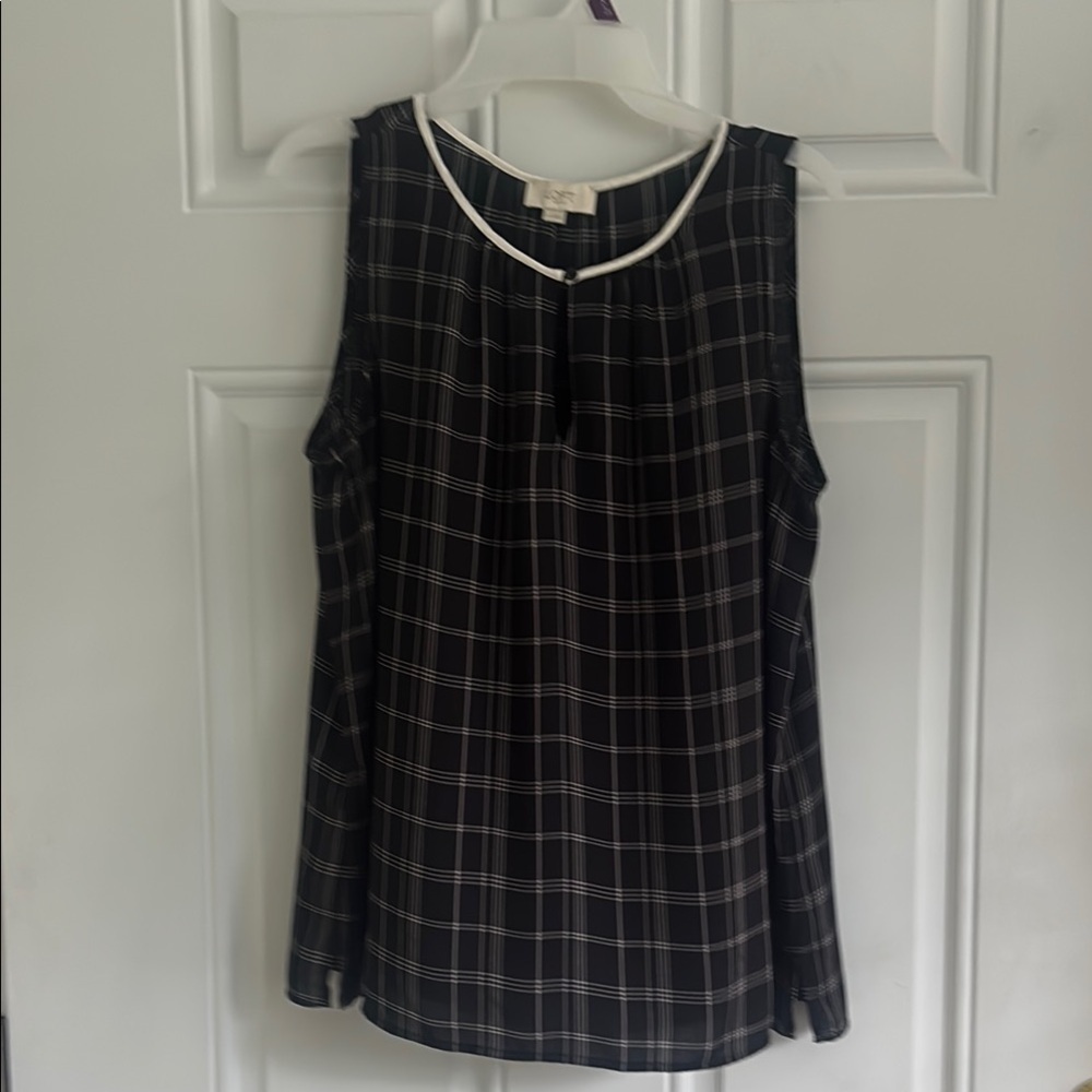 ❤️2/$15 or 3/$21❤️ Loft Outlet Plaid Black and White Sleeveless Top, Size Medium